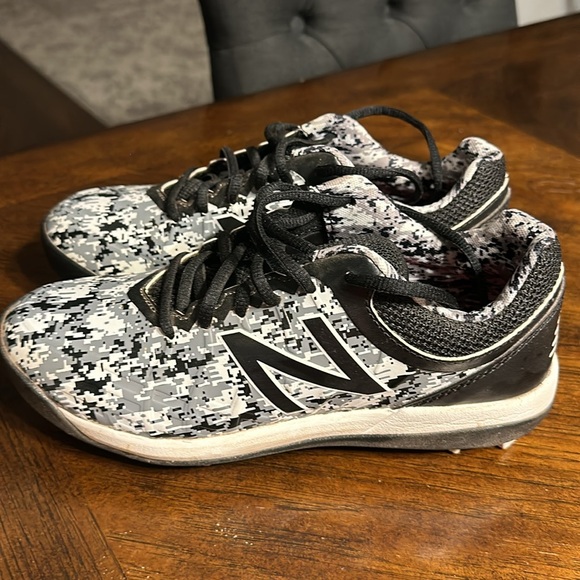New Balance Boys Molded Baseball Cleats Size 6 - Picture 3 of 4